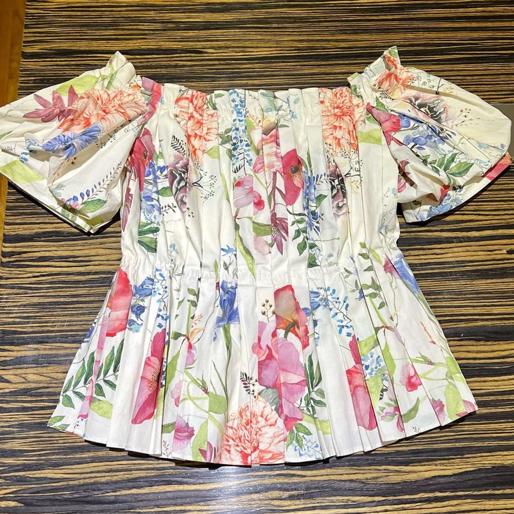 Antonio Melani off shoulder blouse size 4 in great condition,pet&smoke free home